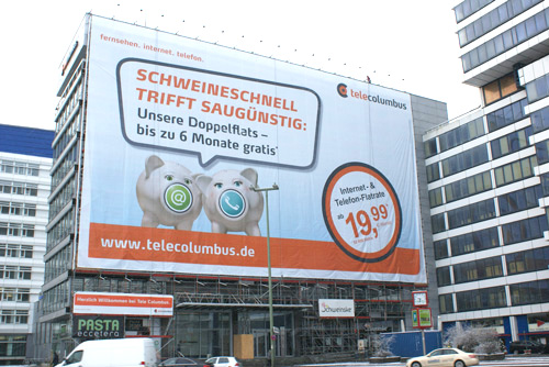 Ernst Reuter Platz : Tele Columbus präsentiert sich mit Riesenposter