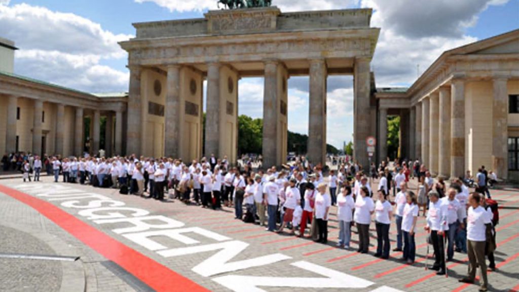 kakoii lässt Armutsgrenze am Brandenburger Tor sichtbar werden