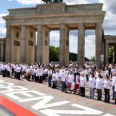 kakoii lässt Armutsgrenze am Brandenburger Tor sichtbar werden