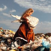 Für Caritas und Staatsoper sind wir auf dem Müll für die Kampagne zum Kinderopernprojekt "Engel singen hören"